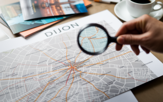 carte-dijon-loupe-main-floue