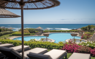 cote-jardin-piscine-transats