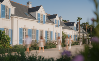 iledere-facades-blanches-volets-bleus