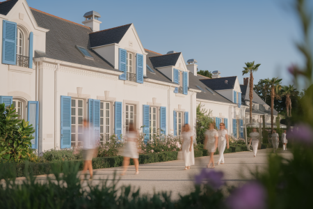 iledere-facades-blanches-volets-bleus