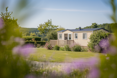 mobile-home-campagne-fleurs-verdure