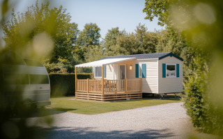 mobilhome-terrasse-verdure-ciel-bleu