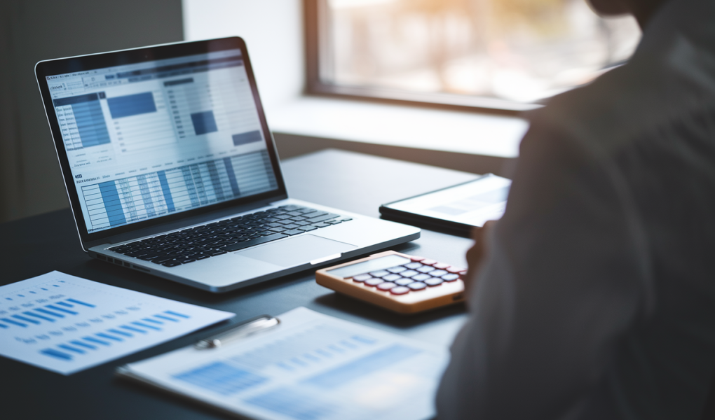 personne-dos-bureau-portable-calculatrice