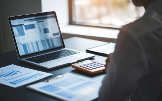 personne-dos-bureau-portable-calculatrice