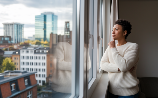 personne-fenetre-ville-appartement