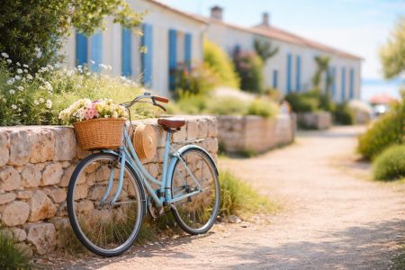 velo-muret-maisons-volets-bleus